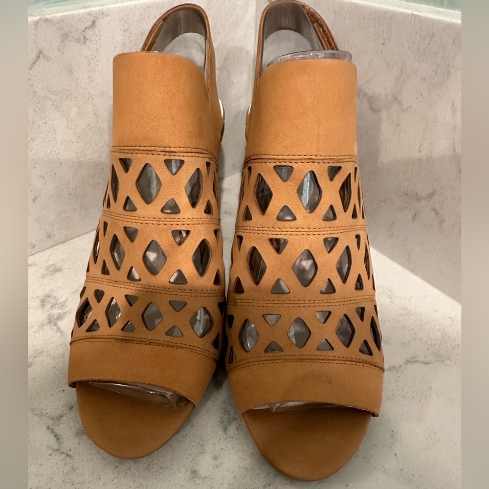 Vince Camuto "Deverly" cutout nubuck heeled sandals Size 8 New in Box